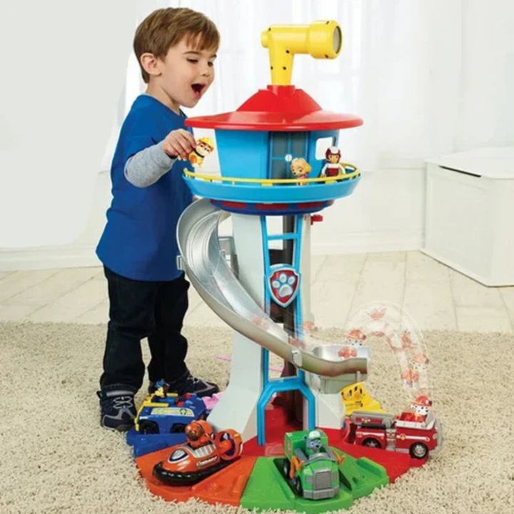 Educatieve houten speeltoren voor kinderen, stimuleert creativiteit en ontwikkeling. Duurzaam bouwspeelgoed vanaf 3 jaar.