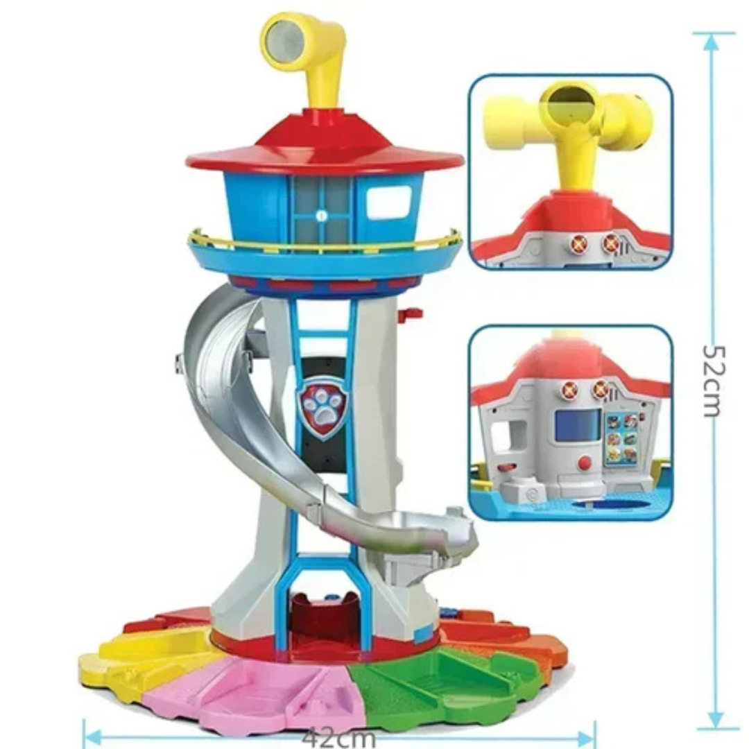 Vrolijk kind speelt met educatieve houten speeltoren, een perfect cadeau voor creatieve ontwikkeling en speelplezier.