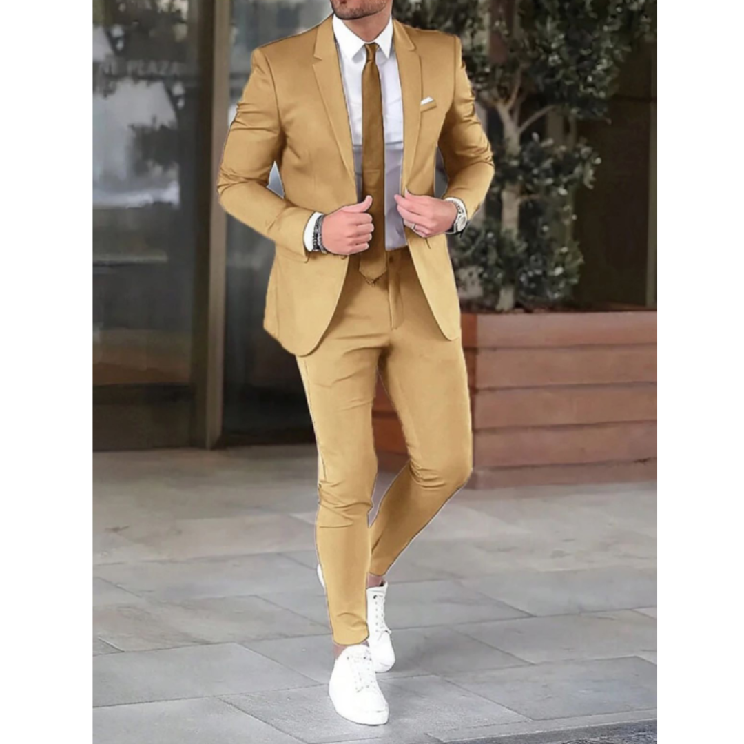Man in goudkleurig/beige modern slim fit maatpak met wit overhemd en stropdas