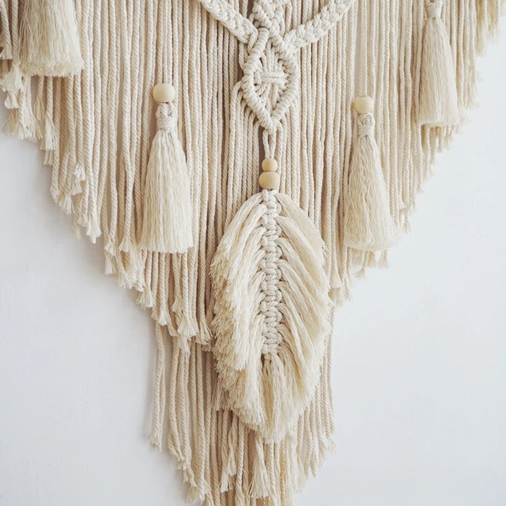 Handgemaakte scandinavische macrame wandhanger in beige en geel voor boho woondecoratie