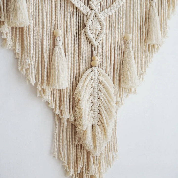 Handgemaakte scandinavische macrame wandhanger in beige en geel voor boho woondecoratie