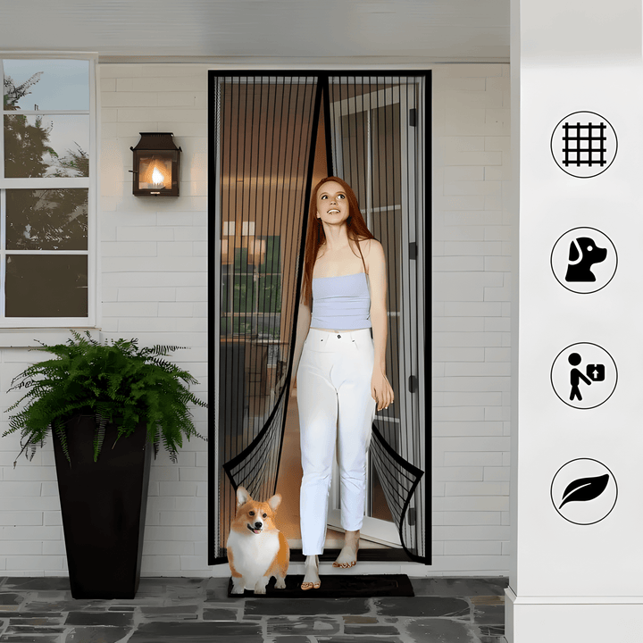 Vrouw en corgi lopen door zelfsluitend magnetisch muggennet bij voordeur.