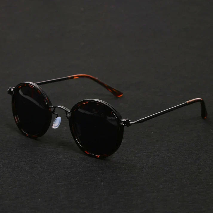 Klassieke ronde unisex zonnebril klaar voor zonnige zomerdagen