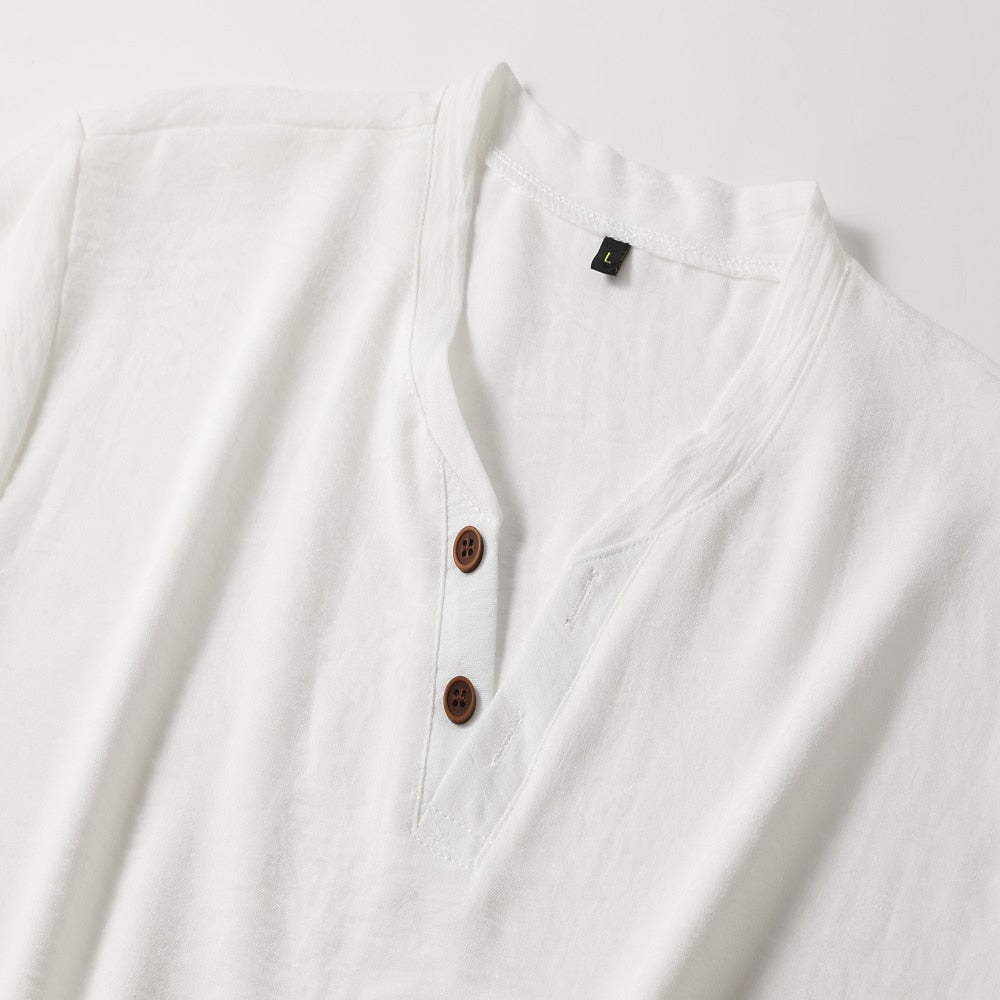 Veelzijdig heren V-hals shirt, korte mouwen, slim fit, perfect te combineren voor een trendy look.