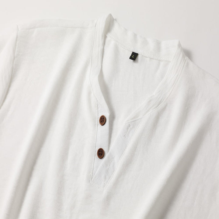 Veelzijdig heren V-hals shirt, korte mouwen, slim fit, perfect te combineren voor een trendy look.