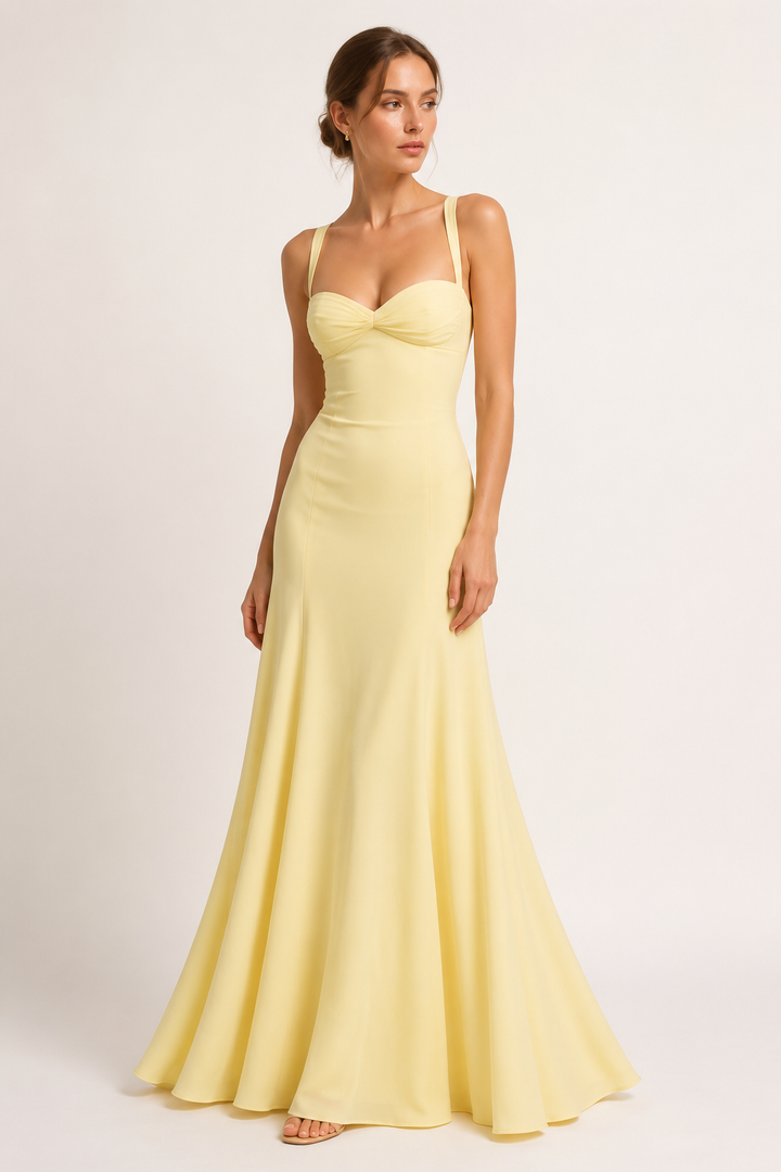 Elegante gele dames maxi-jurk met hartvormige halslijn en uitlopende rok, perfect als feest- of zomerjurk.