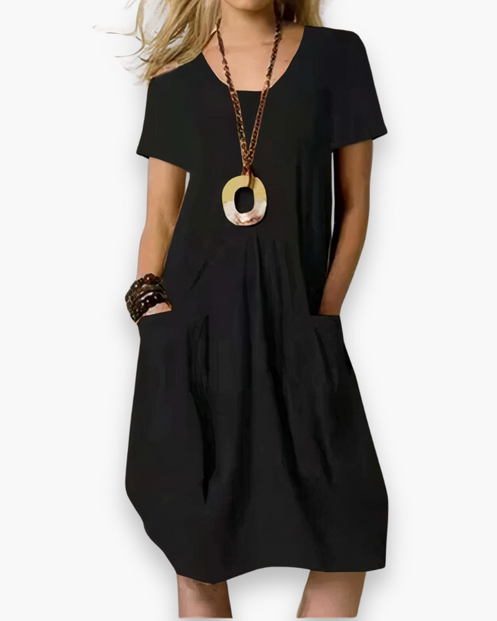 Elegante zwarte midi-jurk voor dames met een relaxte pasvorm en diepe zakken aan de zijkant.