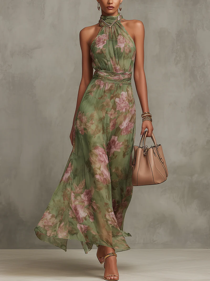 Model draagt een elegante groene bloemen maxi-jurk met halternek en een beige handtas