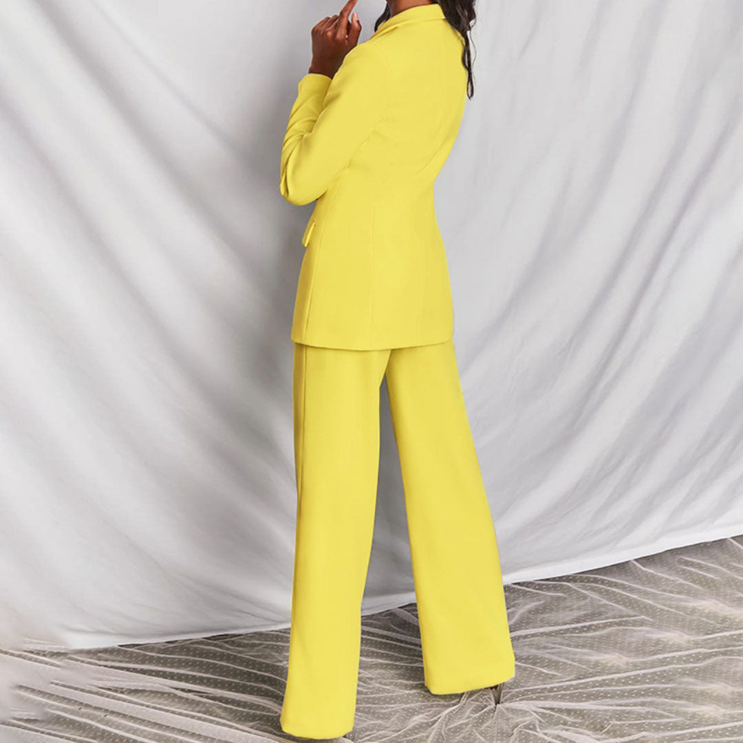 Veelzijdige dames tweedelige set: blazer en broek, geschikt voor casual en zakelijk.