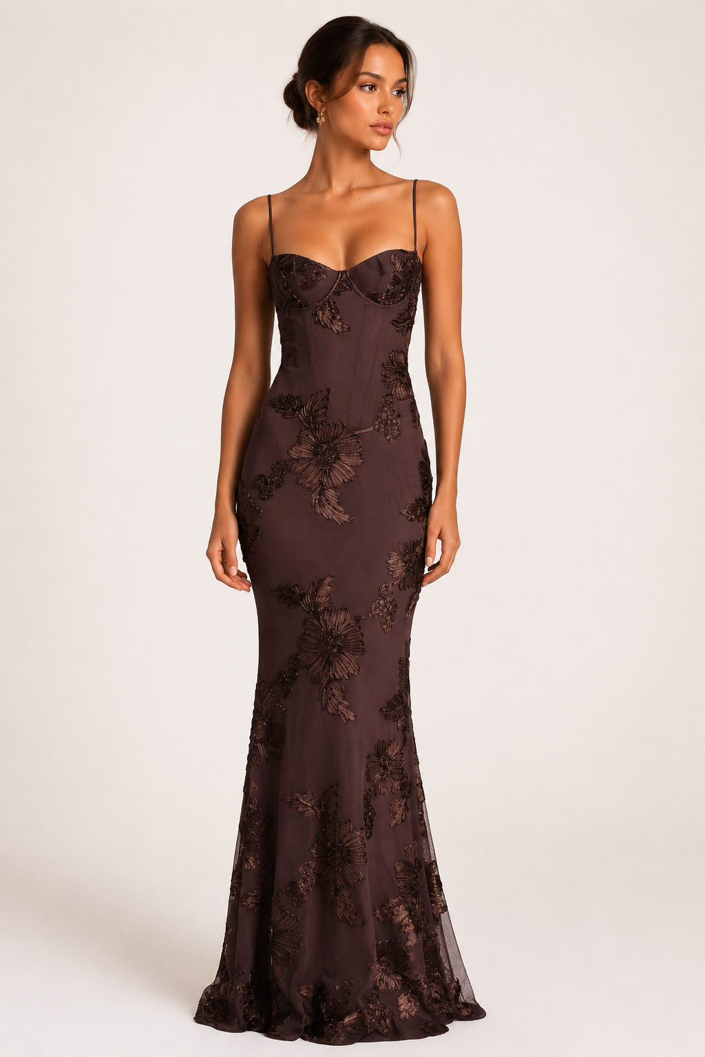 Elegante lange damesjurk met corsetlook en fijn bloemenborduursel, perfect voor gala en feesten.