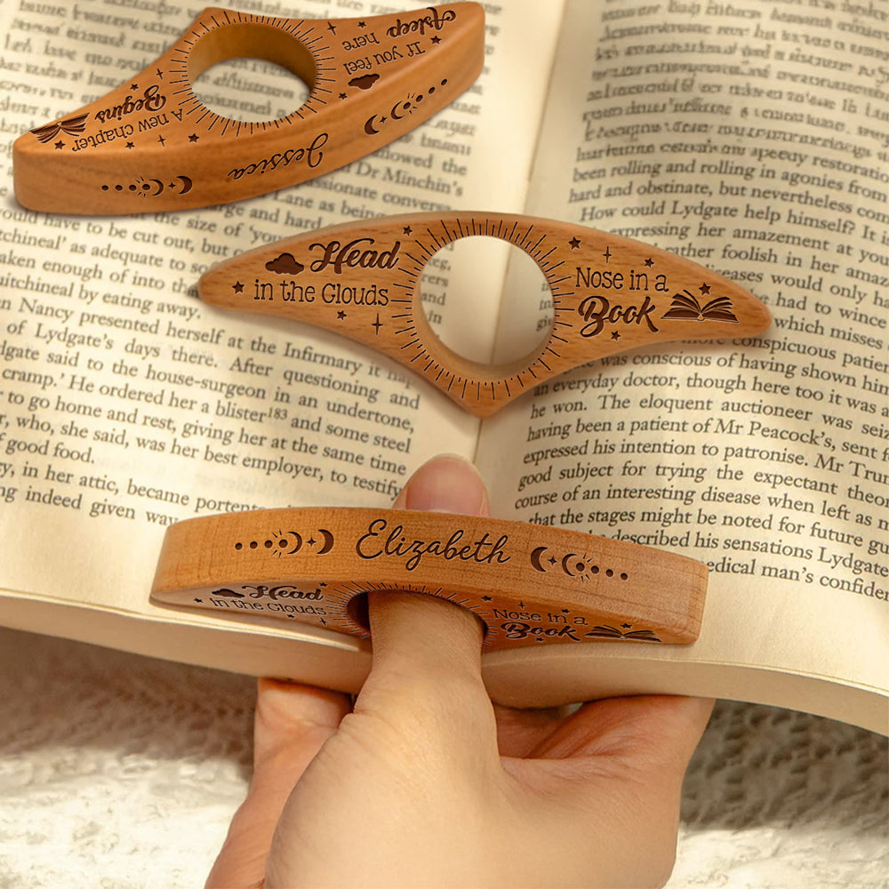 Gepersonaliseerde houten boekenhouder voor comfortabel lezen, perfect cadeau voor boekenliefhebbers.