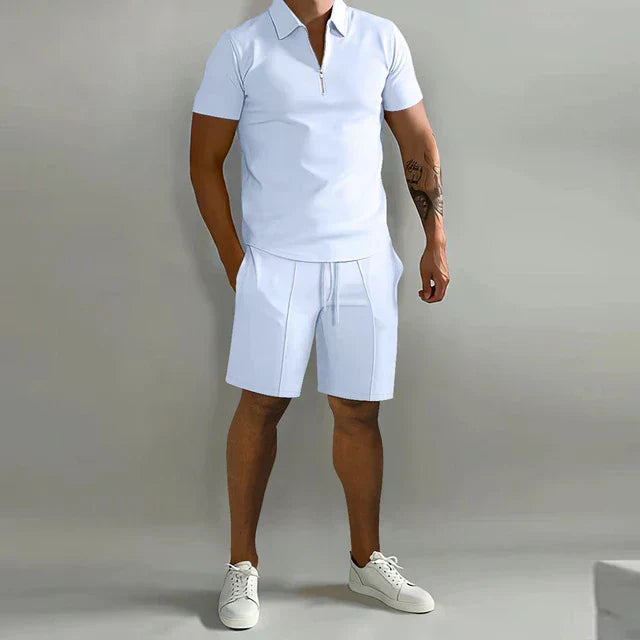 Complete heren outfit: een comfortabel poloshirt en een luchtige short, perfect voor de zomer.