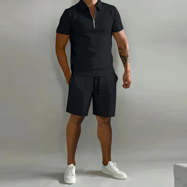 Close-up van de textuur van het ademende heren poloshirt en short, perfect voor warme zomerdagen.
