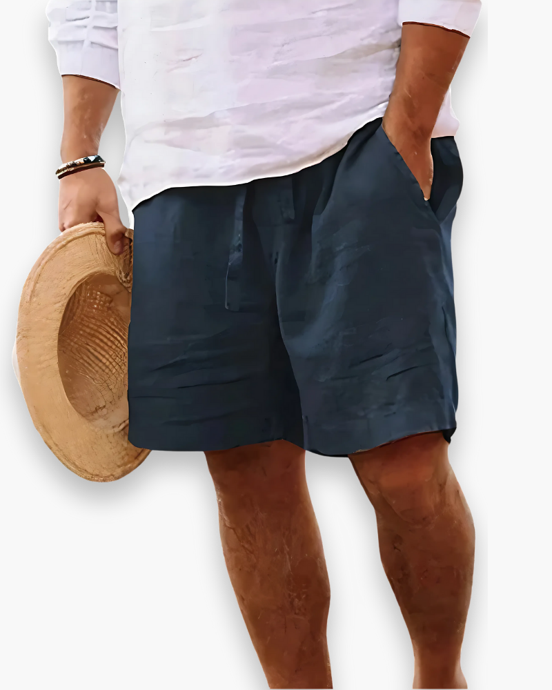 Man draagt marineblauwe zomershort, ideaal voor een relaxte dag.