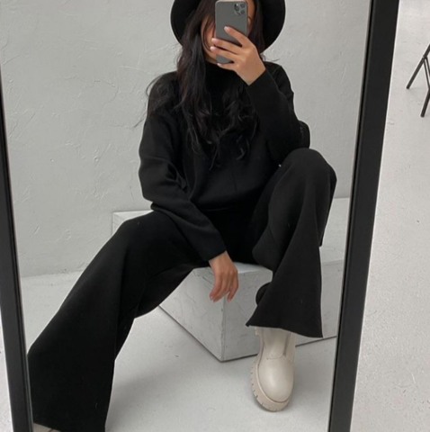 Zachte dameskleding trui en broek combinatie in trendy design voor ontspannen momenten