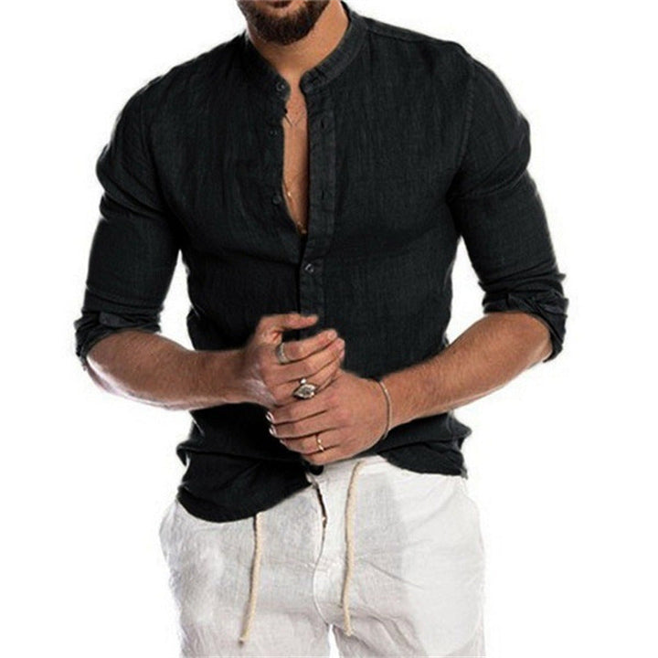 Zwarte heren blouse met opstaande kraag gedragen door model