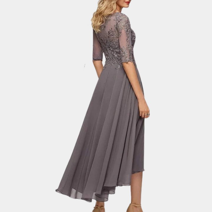 "A-lijn bruine feestjurk met elegante kanten details, benadrukt silhouet en geschikt voor speciale gelegenheden."