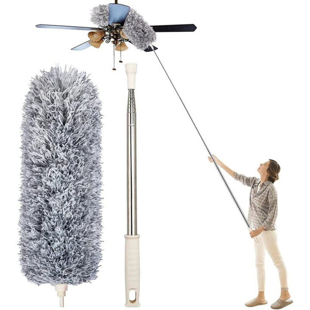 Vrouw maakt plafondventilator schoon met uitschuifbare plumeau voor hoogtes.