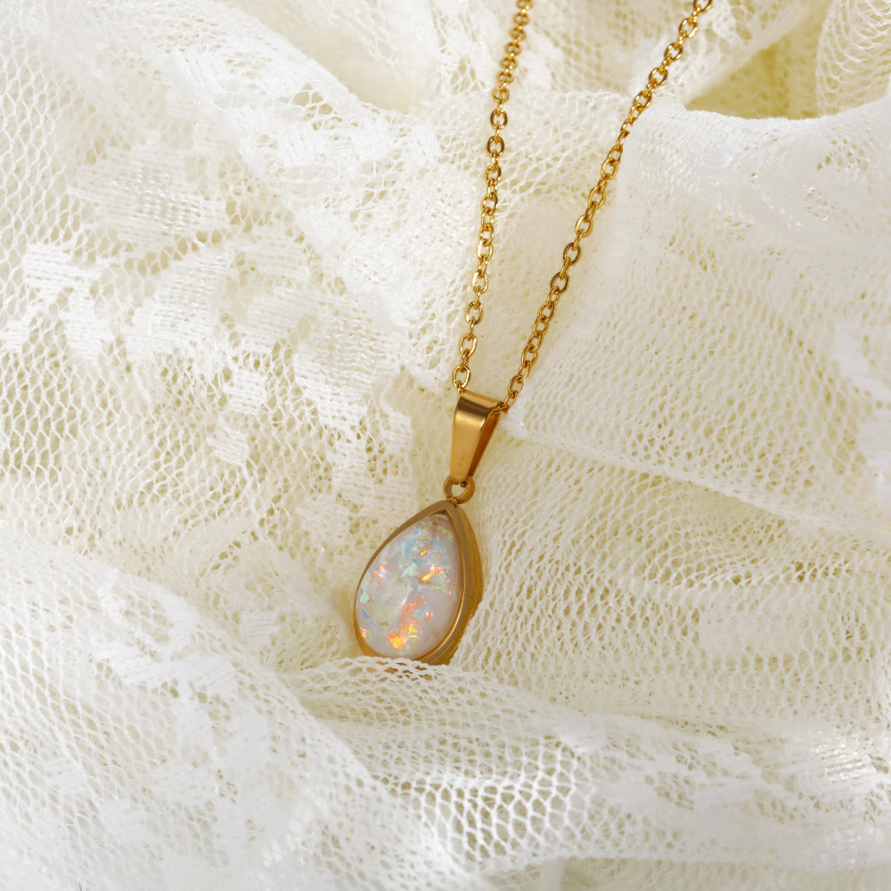 Gouden damesketting met elegante opaal druppelhanger. Een prachtig en luxe sieraad.