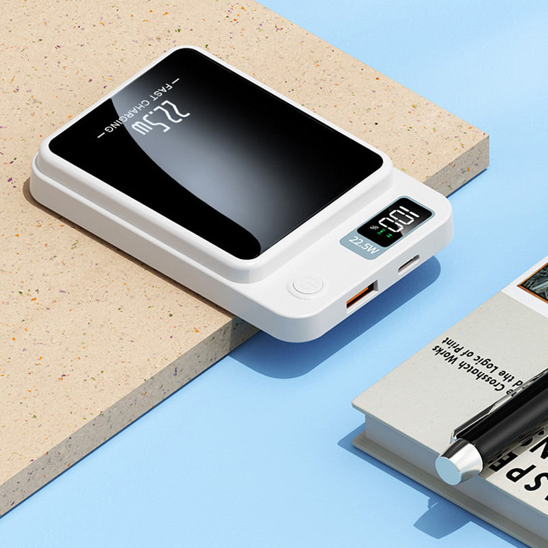Compacte snellader powerbank met USB-poorten, perfect voor draagbaar opladen van al je apparaten.