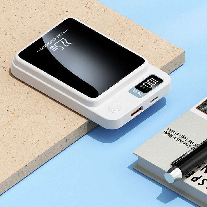 Compacte snellader powerbank met USB-poorten, perfect voor draagbaar opladen van al je apparaten.