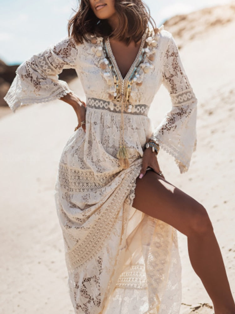 Abrikoos/witte mouwloze bohemian maxi jurk voor dames, ideaal als zomerjurk of strandjurk. Elegante CarlijnDress.