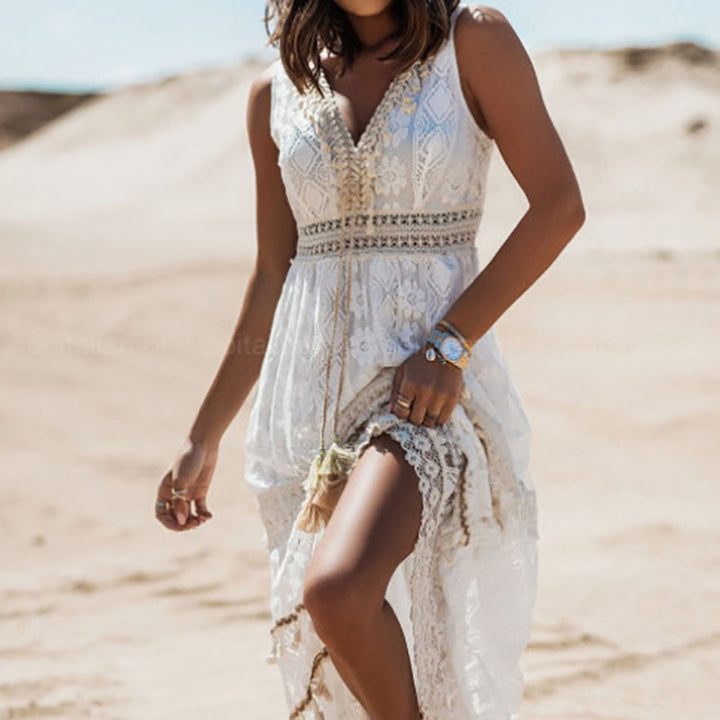 Abrikoos-witte mouwloze maxi zomerjurk met elegant bohemian patroon voor dames. Ideaal voor strand of vakantie.