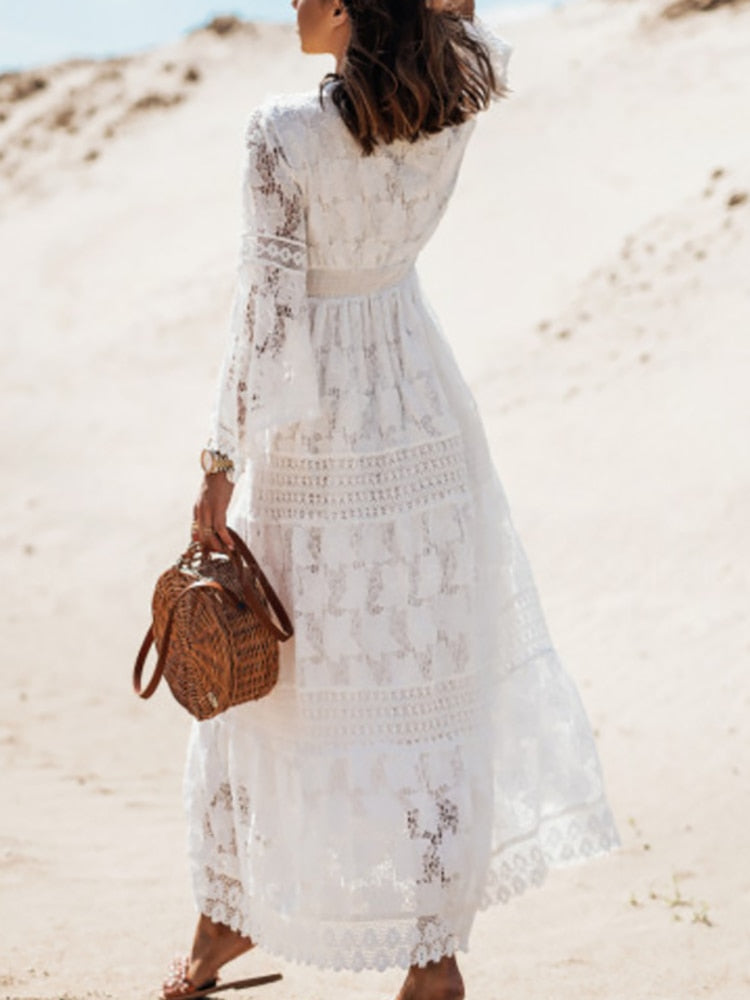 Vloeiende lange bohemian maxi jurk voor dames in abrikoos en wit, perfect voor zomerse vakanties en stranddagen.