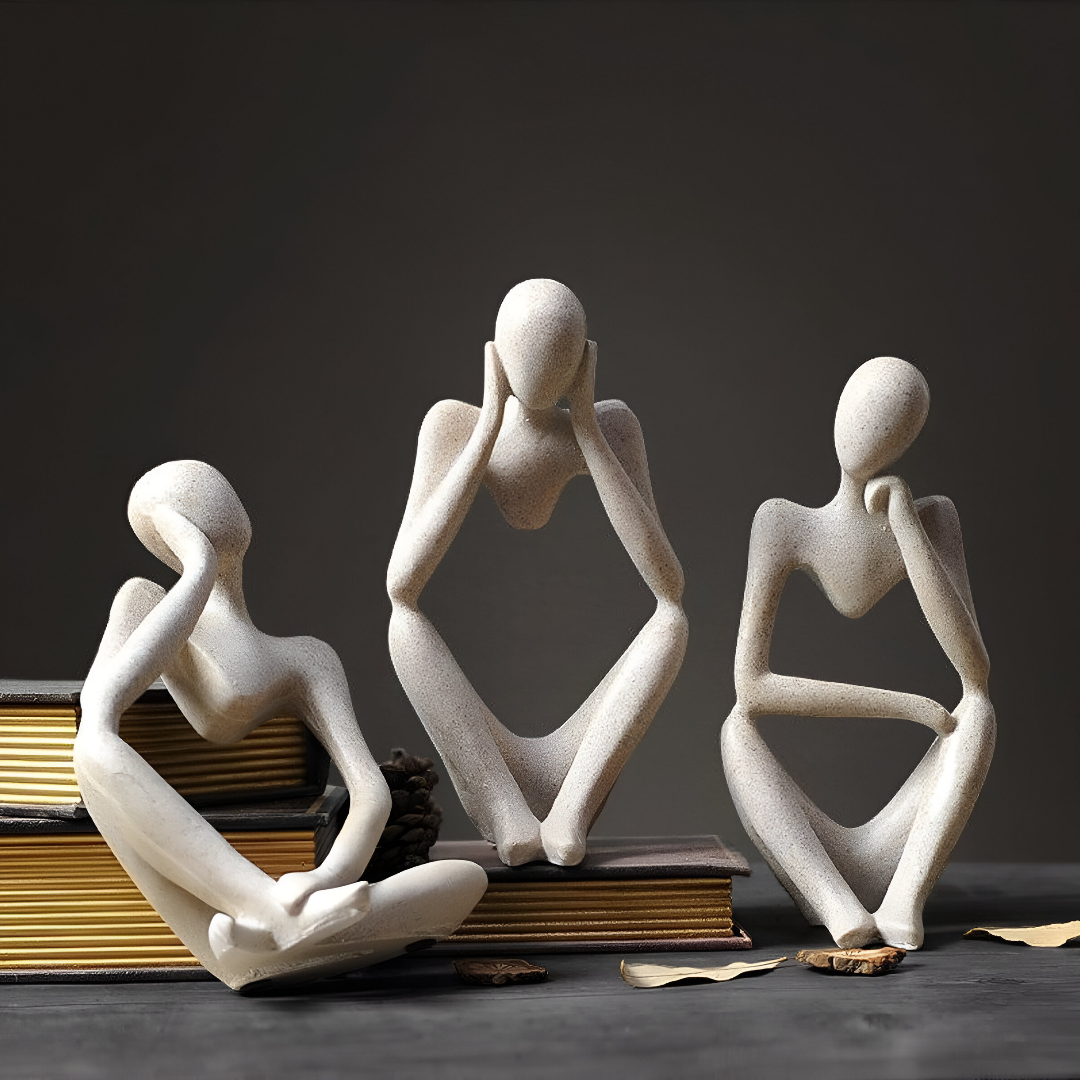 Abstract beeld 'De Denker' van hars, een moderne contemplatieve sculptuur voor kantoor of woondecoratie.