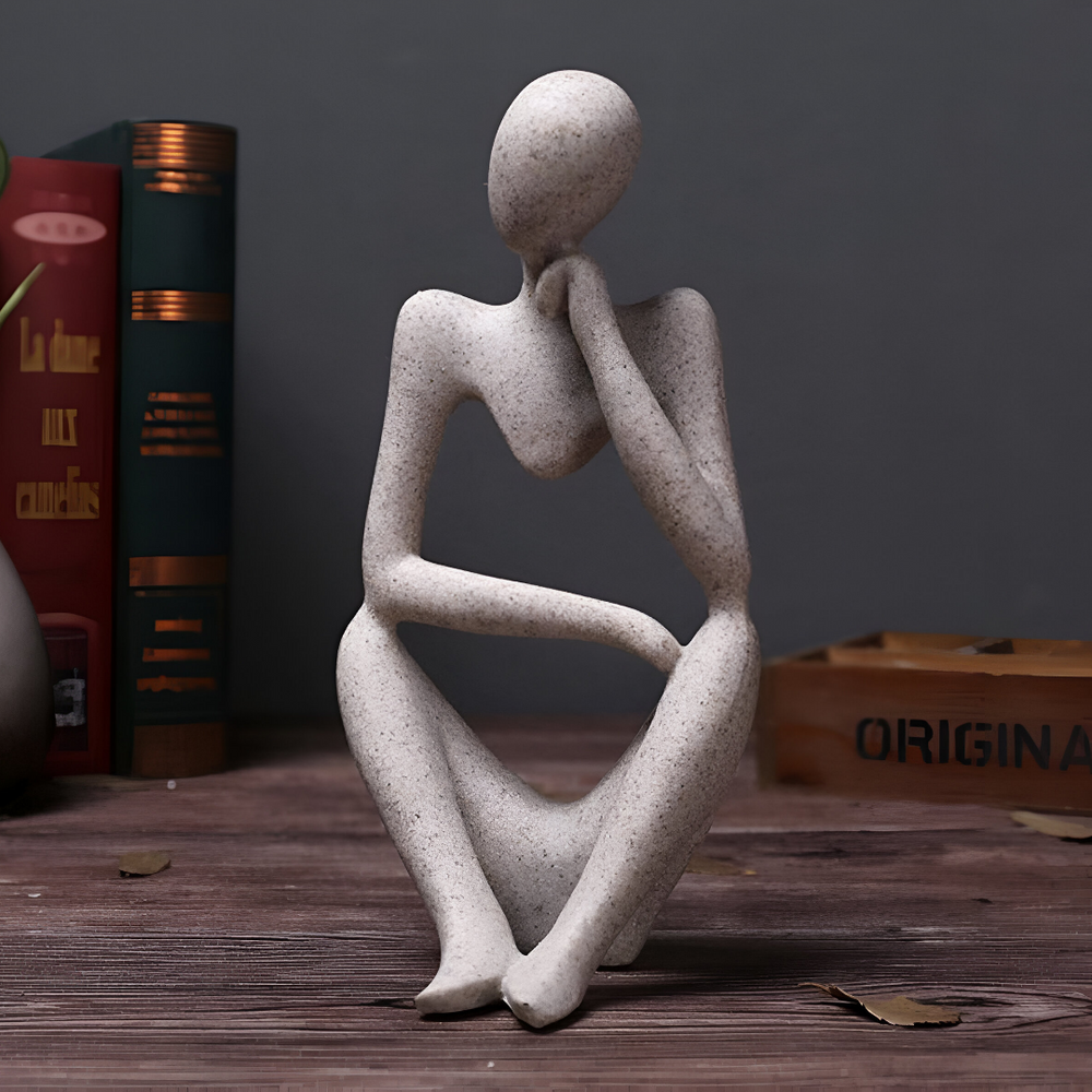 Contemplatieve sculptuur 'De Denker', een abstract kunstbeeld ideaal voor meditatie of rust in huis.