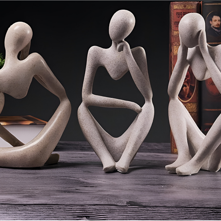 Elegant abstract denker beeld voor bureau of boekenplank, perfecte kantoor of woondecoratie.