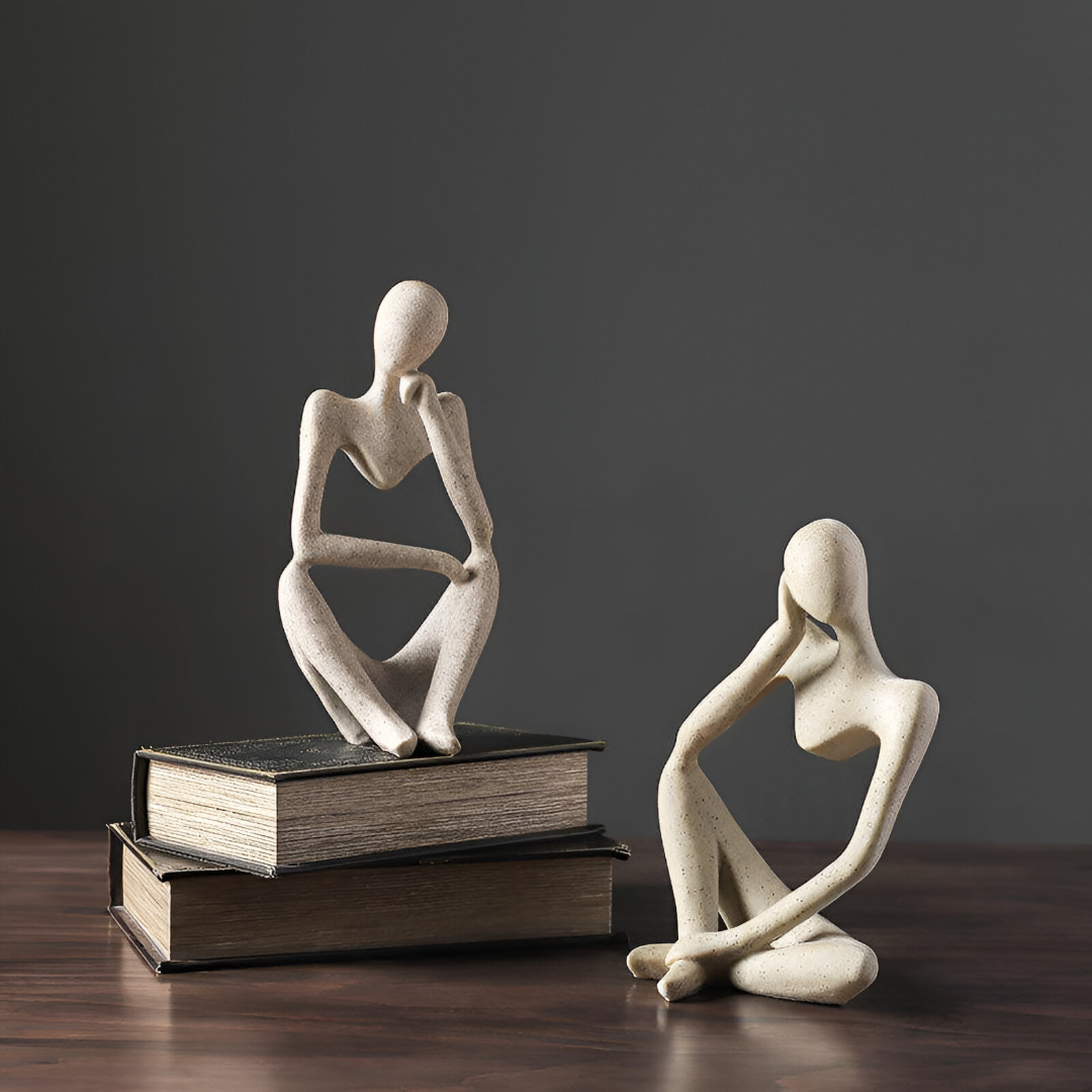 Abstracte denker sculptuur, modern kunstbeeld van hars, ideaal voor contemplatieve woondecoratie.