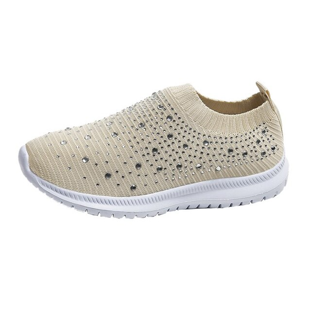Vrouw draagt ademende en comfortabele FreshSneaks™ dames sneakers tijdens wandeling.