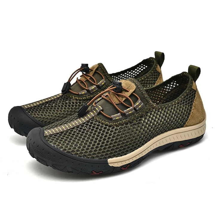 Stijlvolle zwarte slip-on heren loafers, ademend en comfortabel voor ontspannen zomer en vakanties.
