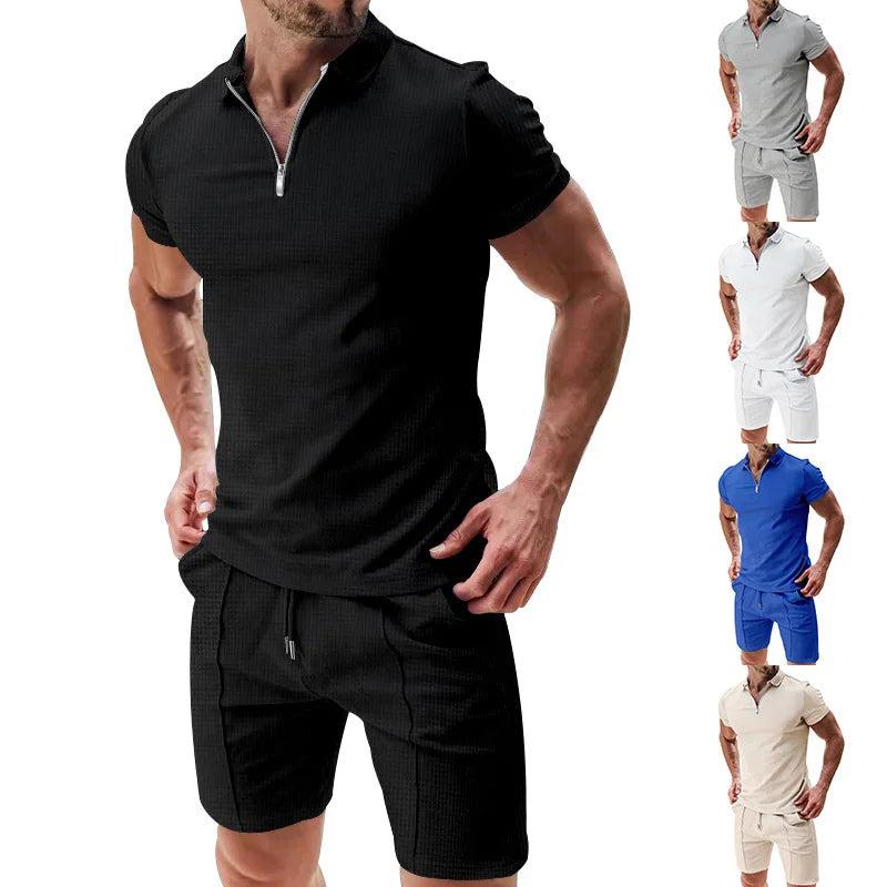 Nilo heren zomerset: opgevouwen poloshirt en shorts, klaar voor comfortabele herenmode en reizen.