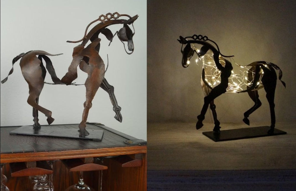 Modern metalen paardenkunstwerk, perfect voor woonkamer of kantoor interieur.