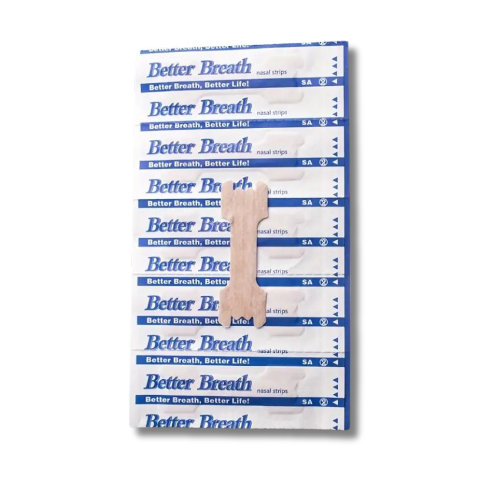 Persoon met AirFlow neusstrip voor diepere slaap en verminderd snurken. Bevordert gezonde nachtelijke ademhaling.