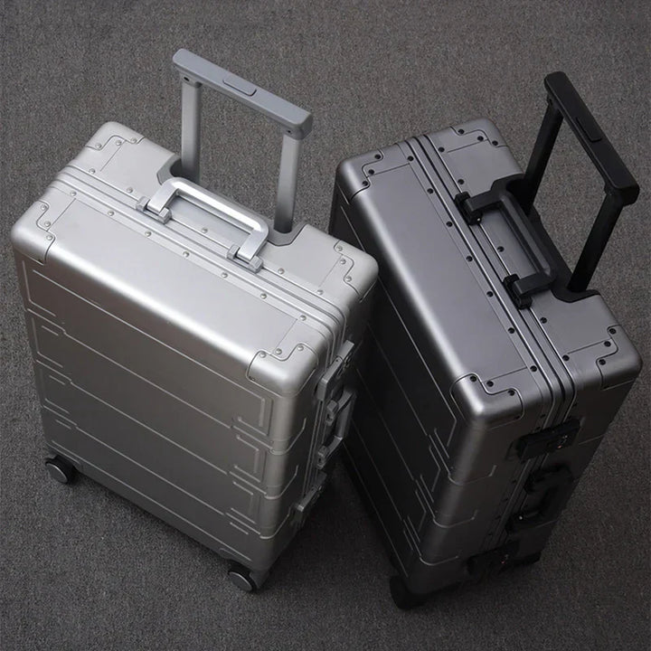 Zilveren aluminium reiskoffer Pristina: Robuuste hardshell met TSA-slot en soepele 360° spinnerwielen voor vakantie.