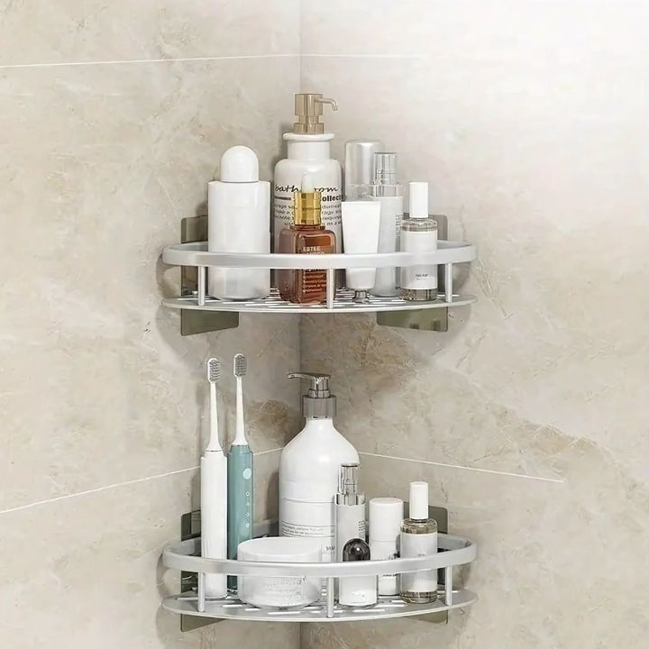 Moderne aluminium doucheplank in een stijlvolle badkamer. Zelfklevend en functioneel voor al uw spullen.