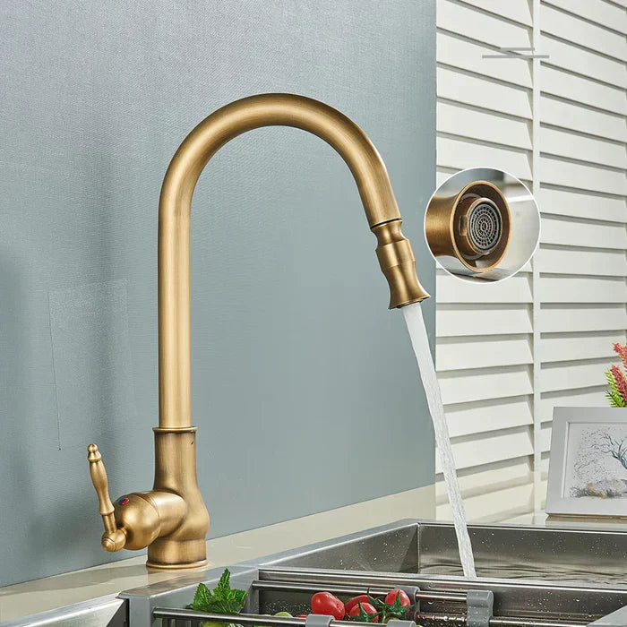 Klassieke keukenkraan in antiek messing en mat zwart design. Upgrade uw keuken met deze stijlvolle kraan.