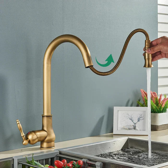 Exclusieve keukenkraan voor spoelbak, in antiek messing en mat zwart. Geeft uw keuken een luxe uitstraling.