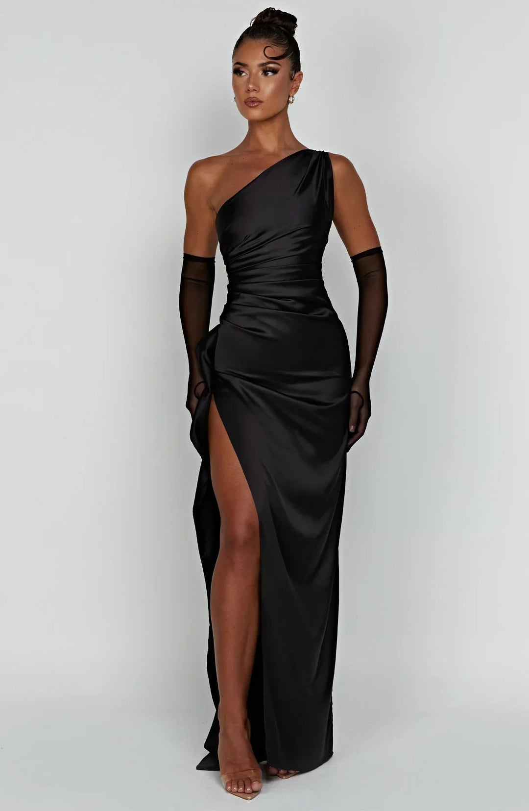 Paarse elegante satijnen maxi jurk met geplooide details, één schouder en hoge split.