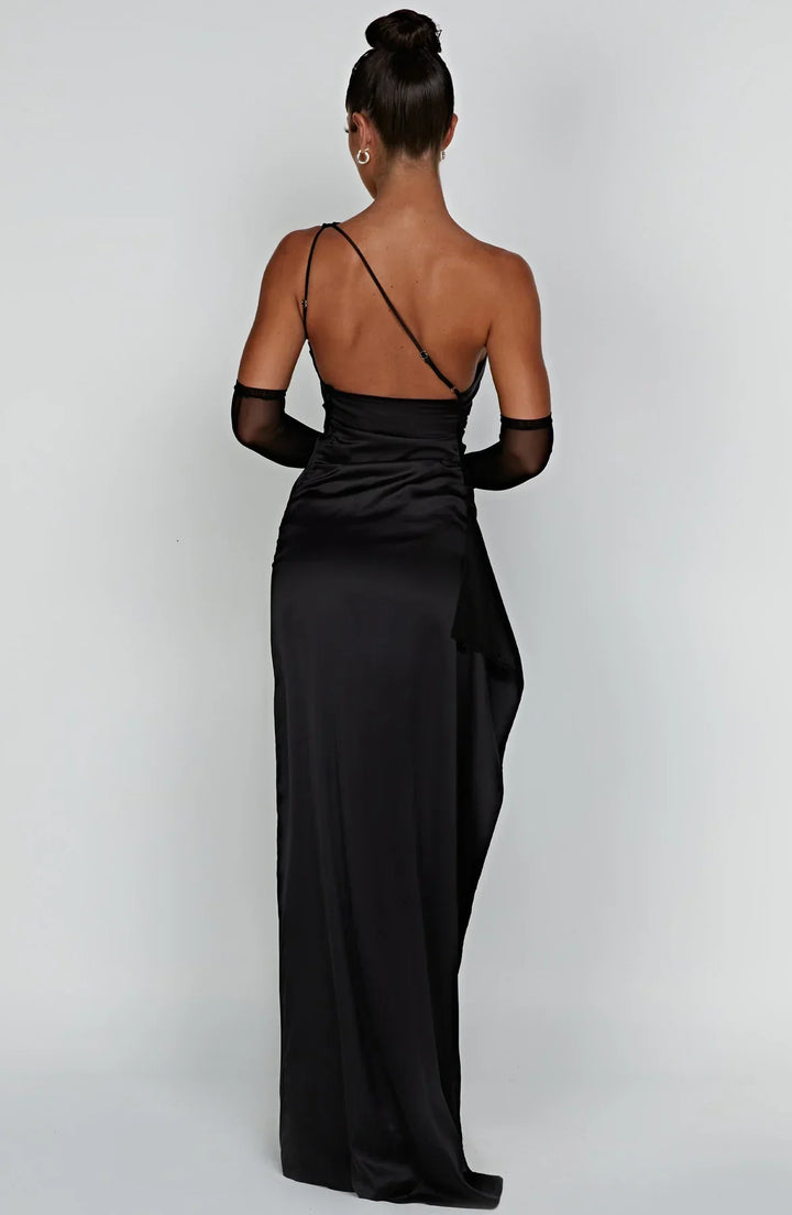Moderne champagnekleurige dames gala jurk: satijnen één-schouder maxi met delicate plooien en split.