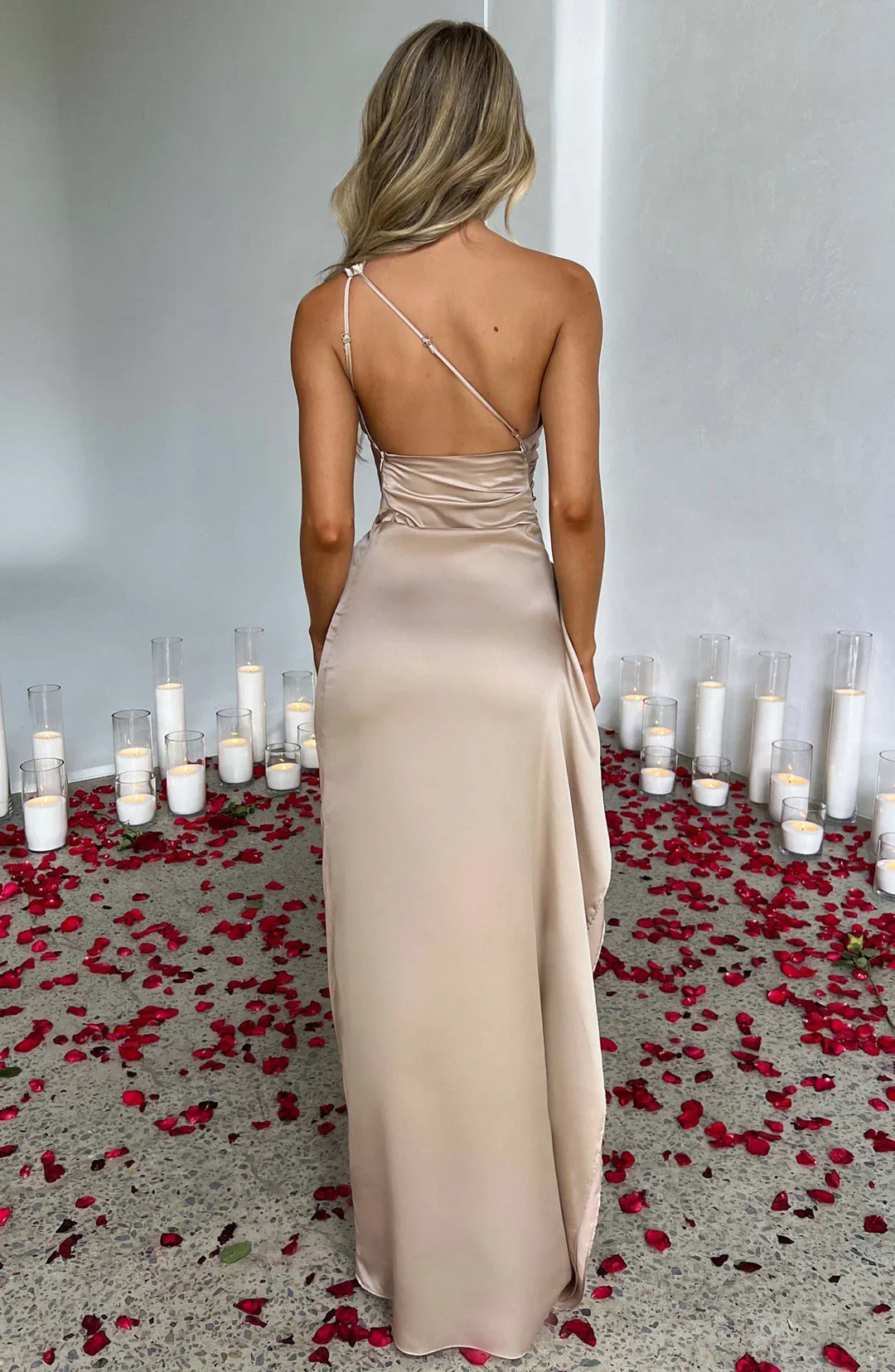 Stijlvolle zwarte dames satijnen maxi jurk met geplooide details en open schouder met split.