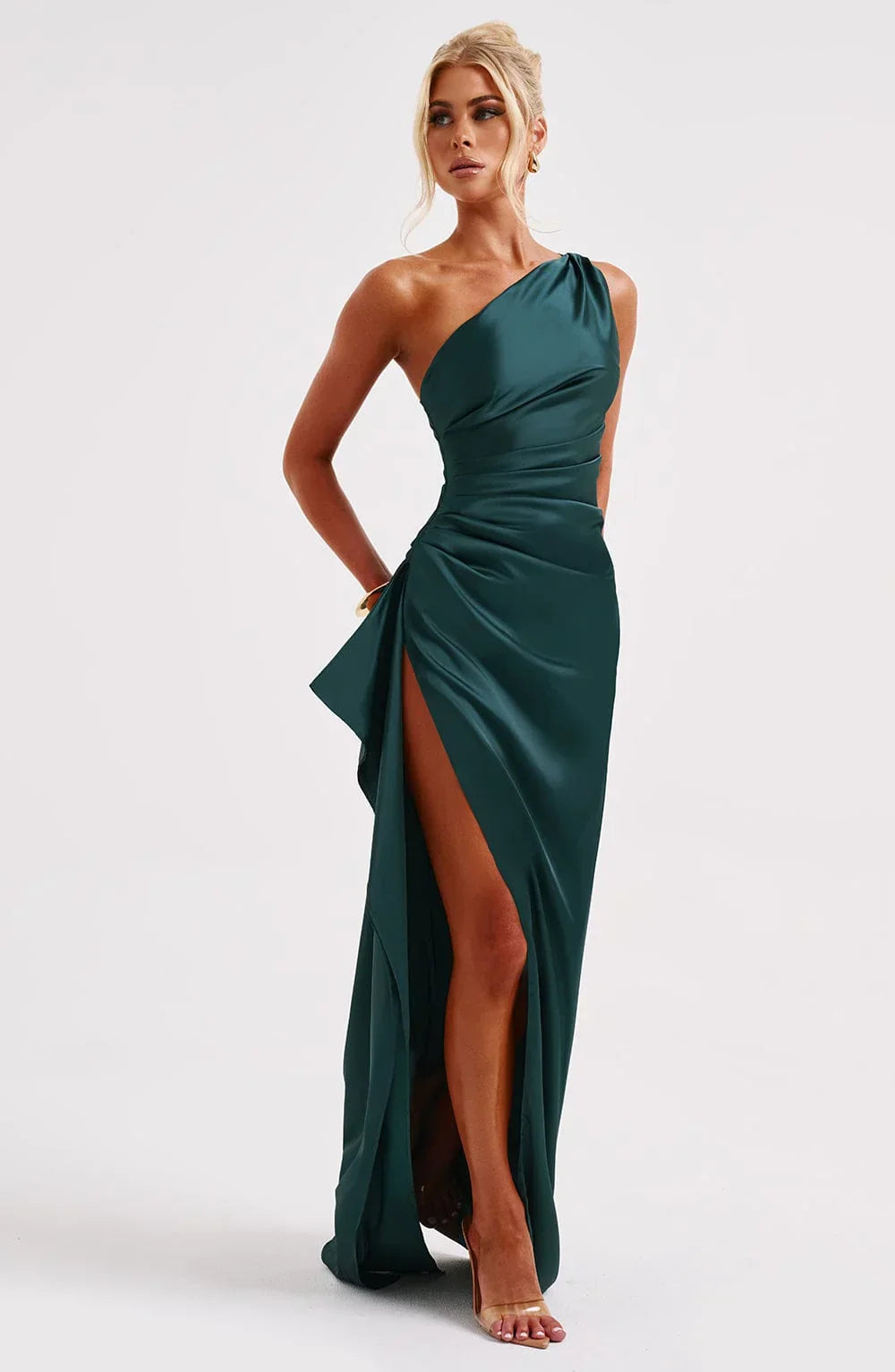 Fuchsia satijnen jurk; geplooid lijfje, één schouder, lange split. Perfect voor een glamoureuze avond.