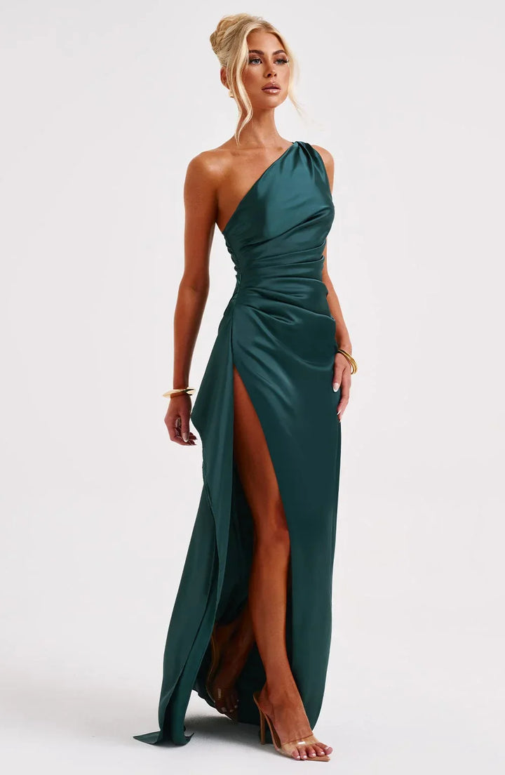 Elegante dames maxi jurk: glanzend satijn, geplooid, asymmetrische schouder en hoge split.