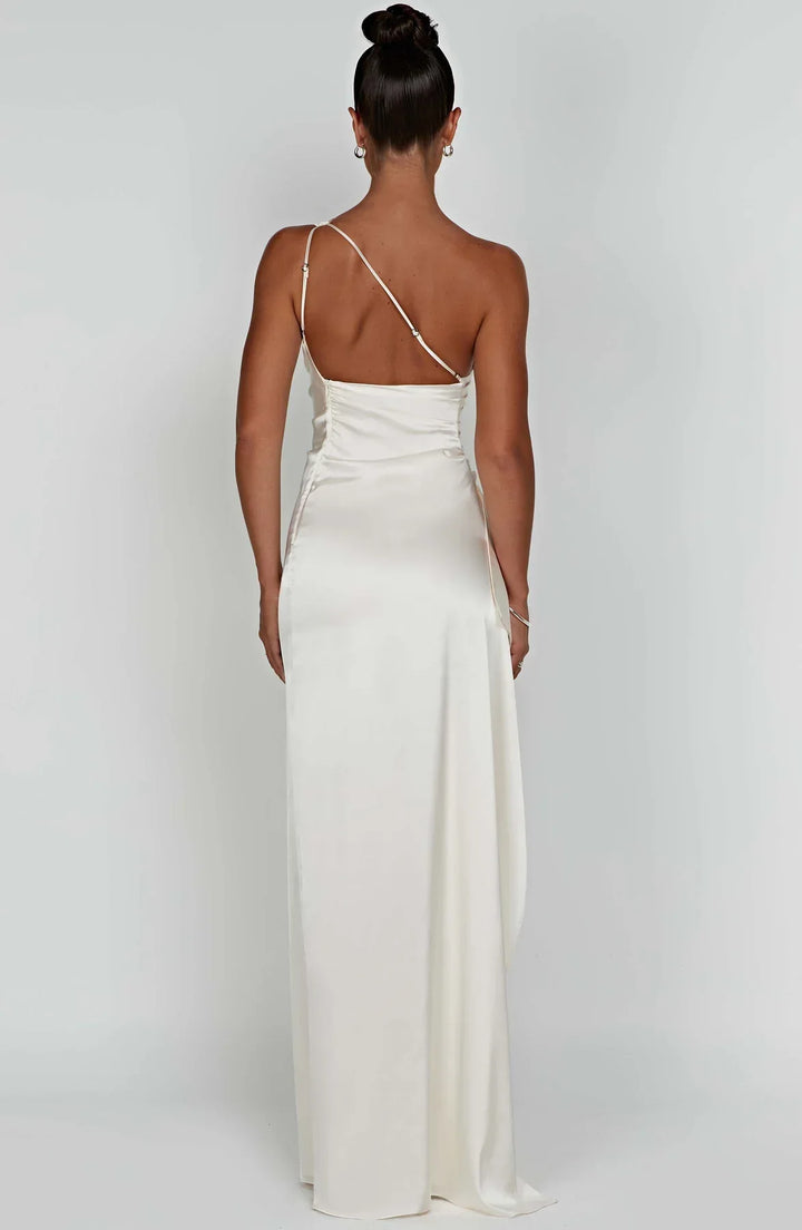 Stijlvolle witte dames satijnen maxi jurk met geplooide details en open schouder met split.