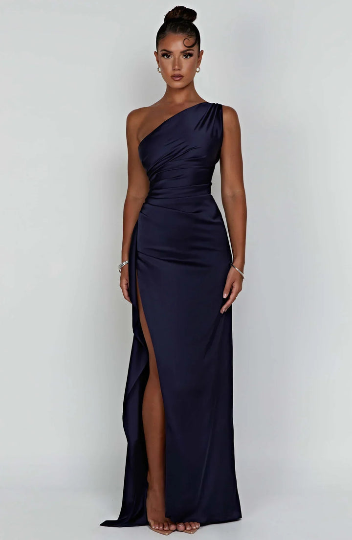 Trendy koningsblauwe maxi jurk: satijn met plooien, één schouder en dijhoge split. Voor dames.
