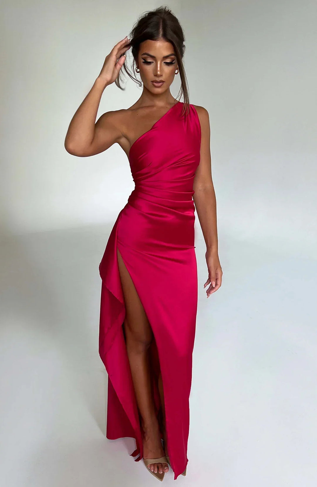 Luxe zwarte feestjurk: één-schouder geplooide satijnen maxi jurk met zijsplit voor dames.