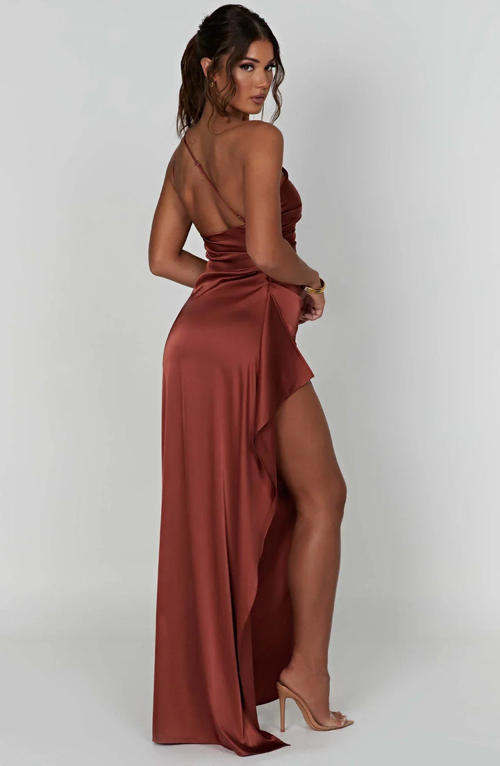 Bordeauxrode dames avondjurk: geplooide satijnen maxi met asymmetrische halslijn en split.